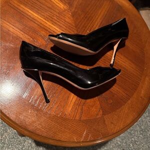 Elegant Gucci open toe pumps
